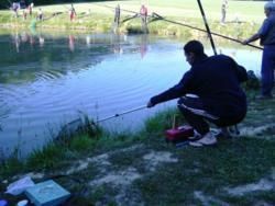 Concours de pêche mai 2009 - Etang de La Vèze (25) - Une des premières prises.