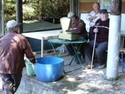 Concours de pêche mai 2009 - Etang de La Vèze (25) - Prêts pour la pesée.