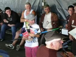 Concours de pêche mai 2009 - Etang de La Vèze (25) - Le meilleur des jeunes, reçoit aussi un baptème de l'air.